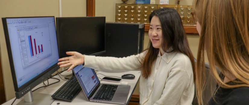 students using data software in the data lab