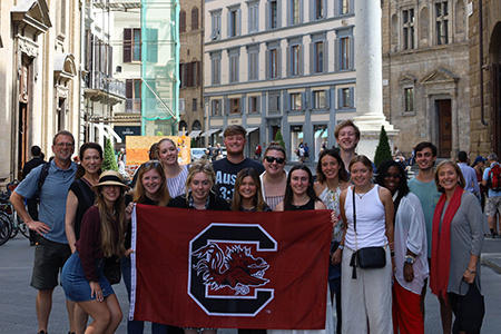 Students, faculty and staff posing for a photo in Italy