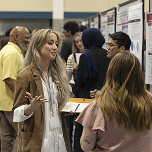 A presenter talks with an attendee at Discover USC.