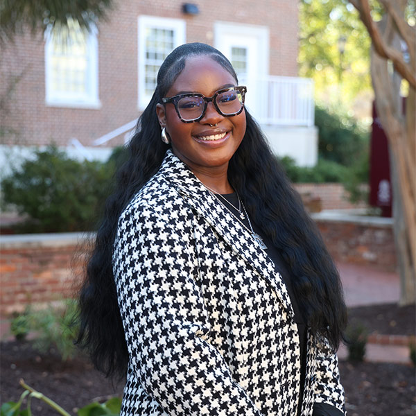 Aniya Nelson stands in front of building on USC campus