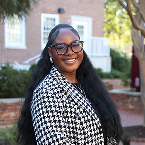 Aniya Nelson stands on USC campus